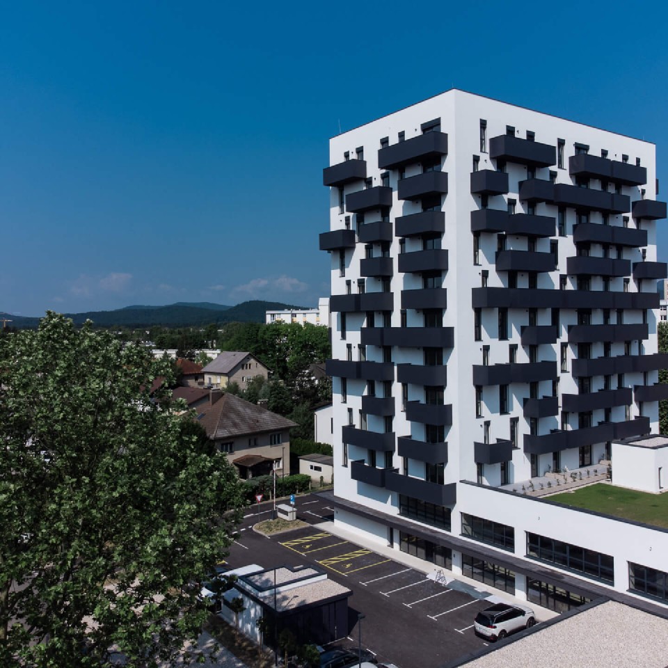 Stanovanjska in poslovna gradnja
